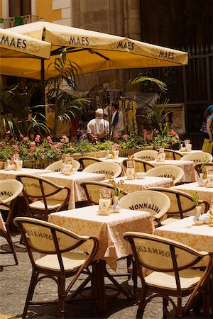 europe sidewalk cafe - Tables et chaises dans un café de trottoir, Via Padre Reginaldo Giuliani, Sorrento, péninsule de Sorrente, Province de Naples, Campanie, Italie Photographie de stock - Premium Libres de Droits, Code: 625-02927956