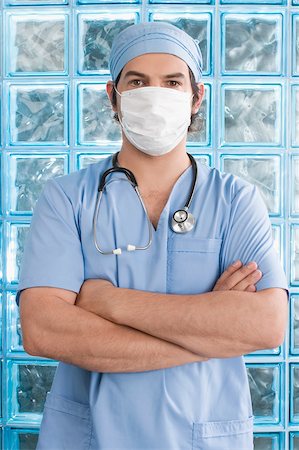 simsearch:625-02929180,k - Male surgeon wearing a surgical mask Stock Photo - Premium Royalty-Free, Code: 625-02929184