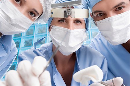 simsearch:625-01249642,k - Close-up of two female surgeons and a male surgeon in an operating room Foto de stock - Sin royalties Premium, Código: 625-02929201
