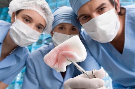 simsearch:625-02929180,k - Two female surgeons and a male surgeon in an operating room Stock Photo - Premium Royalty-Free, Code: 625-02929229