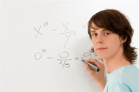 student whiteboard - Portrait of a teenage boy writing on a whiteboard Foto de stock - Sin royalties Premium, Código: 625-02930342