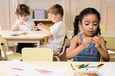 simsearch:695-05770150,k - Two boys and a girl drawing in a classroom Foto de stock - Sin royalties Premium, Código: 625-02930486