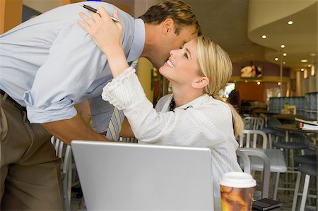 Homme d'affaires de baiser une femme d'affaires dans un restaurant Photographie de stock - Premium Libres de Droits, Code: 625-02930821