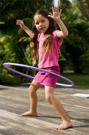 simsearch:625-02929316,k - Side profile of a girl playing with a plastic hoop Stock Photo - Premium Royalty-Free, Code: 625-02930900