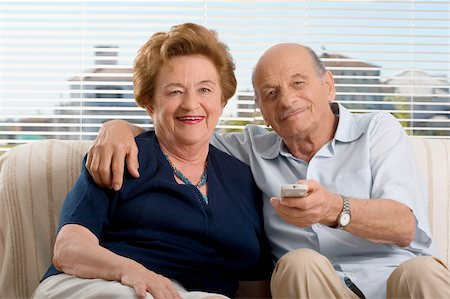 Portrait of a senior couple watching television Foto de stock - Sin royalties Premium, Código: 625-02931071