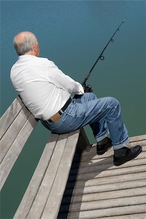 simsearch:625-02268087,k - Rear view of a senior man sitting on a bench at the lakeside and fishing Foto de stock - Sin royalties Premium, Código: 625-02932232