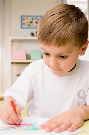 simsearch:695-05770150,k - Close-up of a boy drawing on a sheet of paper Foto de stock - Sin royalties Premium, Código: 625-02932731