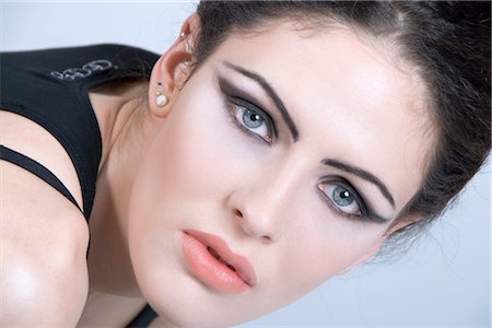 Young woman with dark eye make-up Foto de stock - Sin royalties Premium, Código: 628-05817779