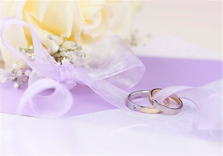 purple floral arrangement - Arrangement with wedding rings Stock Photo - Premium Royalty-Free, Code: 628-05817842