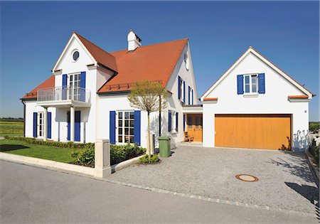 property - New detached house with garage Stock Photo - Premium Royalty-Free, Code: 628-05817897