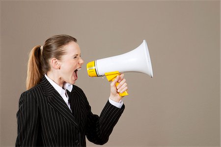 datrice di lavoro - Businesswoman screaming into megaphone Fotografie stock - Premium Royalty-Free, Codice: 628-07072256