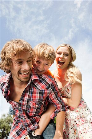 parc municipal - Happy family outdoors Photographie de stock - Premium Libres de Droits, Code: 628-07072298