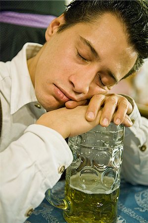 Exhausted man with beer mug on the Oktoberfest in Munich, Bavaria, Germany Foto de stock - Sin royalties Premium, Código: 628-07072367