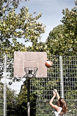 simsearch:649-06400798,k - Teenage girl throwing basketball Photographie de stock - Premium Libres de Droits, Code: 628-07072462