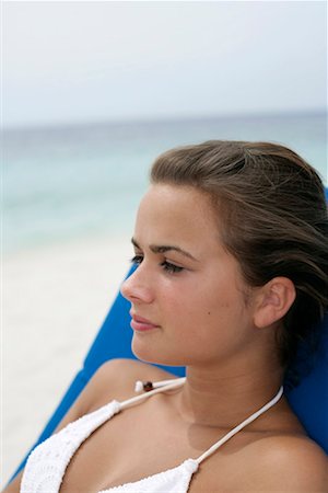 Jeune fille portant bikini, assis sur une chaise longue à la plage Photographie de stock - Premium Libres de Droits, Code: 628-00919194