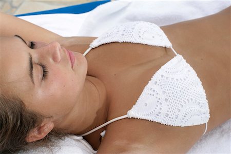 Jeune fille portant bikini, couché sur la serviette, dormir Photographie de stock - Premium Libres de Droits, Code: 628-00919226