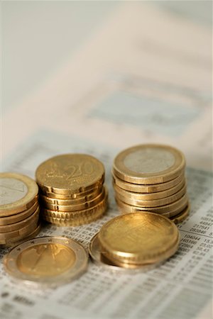 Pièces de 1 euro et de 50 centimes à côté d'un indice montrant la valeur de rachat, mise au point sélective Photographie de stock - Premium Libres de Droits, Code: 628-00920438