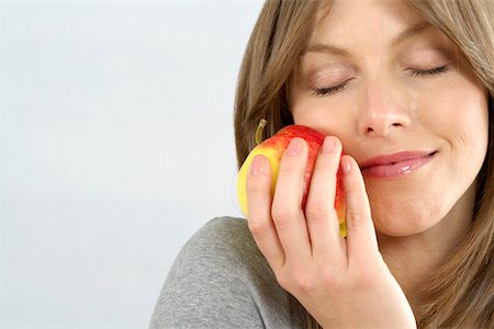 Mid adult woman holding an apple Stock Photo - Premium Royalty-Free, Code: 628-01494865
