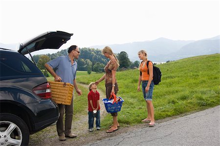 Family with picnic basket near car Stock Photo - Premium Royalty-Free, Code: 628-02954061