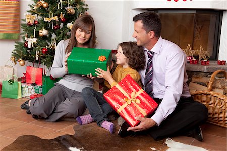 father christmas family portrait - En passant de cadeau de Noël à la fille de parents Photographie de stock - Premium Libres de Droits, Code: 628-02953662