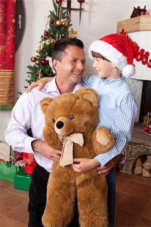 simsearch:614-03469543,k - Father with son and teddy at Christmas tree Stock Photo - Premium Royalty-Free, Code: 628-03058840