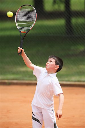 determined youth sports - Young Boy Playing Overhead Shot Foto de stock - Sin royalties Premium, Código: 622-05390909