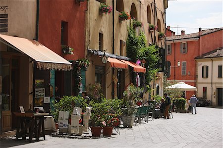 street in italian town - Street Scene With Roadside Café, Tuscany, Italy Stock Photo - Premium Royalty-Free, Code: 622-05390931