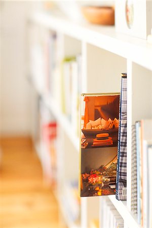 shelves - Close Up Of Magazine In Shelf Foto de stock - Sin royalties Premium, Código: 622-06009526