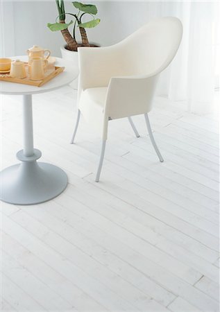 diver - Chair And Side Table In White, Tea Service Foto de stock - Sin royalties Premium, Código: 622-06009664