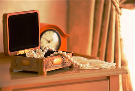 expensive jewelry - Pearl Necklace And Box On Side Table Stock Photo - Premium Royalty-Free, Code: 622-06009761