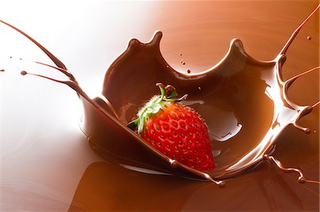 food detail - Strawberry Creating Splashing Crown In Chocolate Foto de stock - Sin royalties Premium, Código: 622-06010027