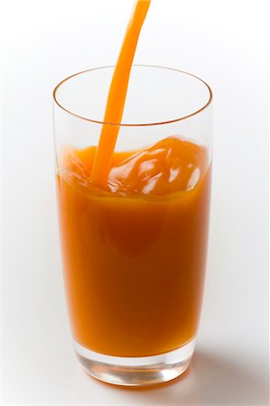 Remplissage de jus frais en verre Photographie de stock - Premium Libres de Droits, Code: 622-06010076