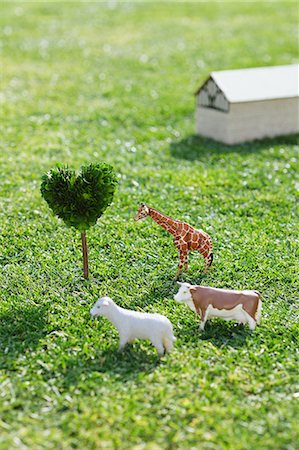 Animals, Heart Shape Tree And Hut On Grassy Field Foto de stock - Sin royalties Premium, Código: 622-06163862