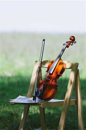 Violin And Wooden Chair Stock Photo - Premium Royalty-Free, Code: 622-06163912