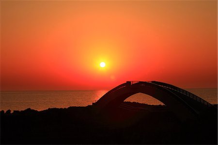 simsearch:622-06549437,k - Bridge silhouette and sea at sunset in Niigata Prefecture, Japan Foto de stock - Sin royalties Premium, Código: 622-06398074