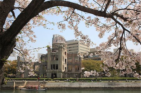 simsearch:622-06398585,k - Cerisiers et Mémorial de la paix de Hiroshima Photographie de stock - Premium Libres de Droits, Code: 622-06398583