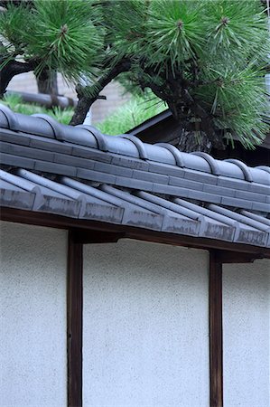 Traditional Japanese house roofed stone wall Stock Photo - Premium Royalty-Free, Code: 622-06439306