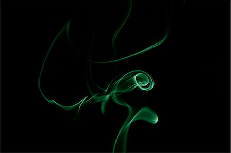 simsearch:622-06548901,k - Green smoke on black background Photographie de stock - Premium Libres de Droits, Code: 622-06486752