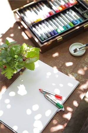 pencil crayon - Drawing tools and art supplies on a table Foto de stock - Sin royalties Premium, Código: 622-06548709