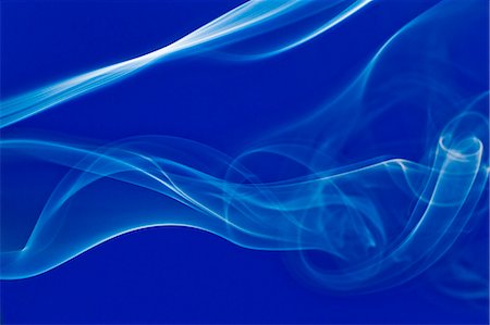 simsearch:622-06548901,k - White smoke on blue background Photographie de stock - Premium Libres de Droits, Code: 622-06548858