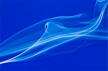 simsearch:622-06548901,k - White smoke on blue background Photographie de stock - Premium Libres de Droits, Code: 622-06548883