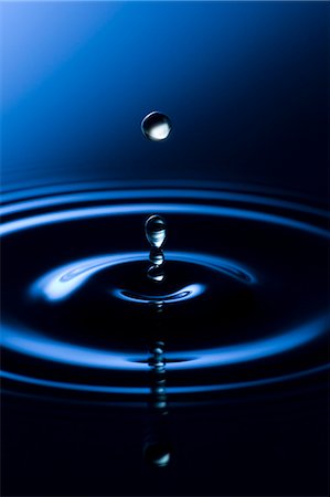 simsearch:622-07519538,k - Ripples in blue water Stock Photo - Premium Royalty-Free, Code: 622-06900257