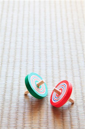 playing with toys - Spinning tops on tatami mat Stock Photo - Premium Royalty-Free, Code: 622-07108794