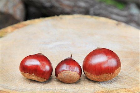 Chestnuts on tree stump Stock Photo - Premium Royalty-Free, Code: 622-07108798