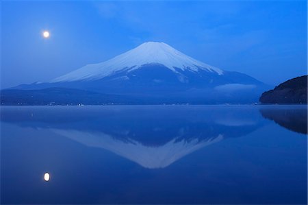 fuji nationalpark - Mount Fuji and moon reflections on lake Yamanaka, Yamanashi Prefecture Stock Photo - Premium Royalty-Free, Code: 622-07108790