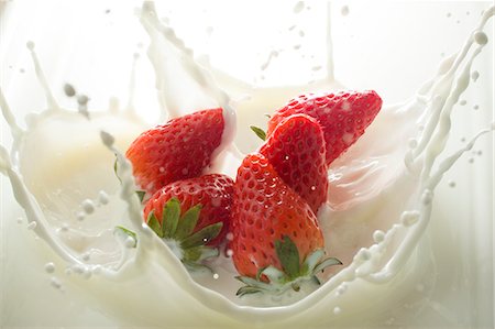 Strawberries and milk Stock Photo - Premium Royalty-Free, Code: 622-07519546