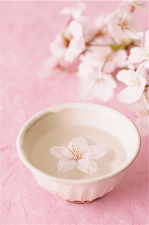 Cherry blossom floating in a cup Stock Photo - Premium Royalty-Free, Code: 622-07810803