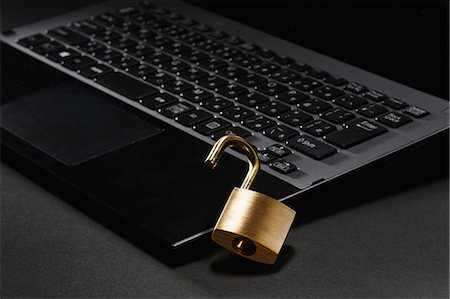 Safety lock and laptop Stock Photo - Premium Royalty-Free, Code: 622-08123080