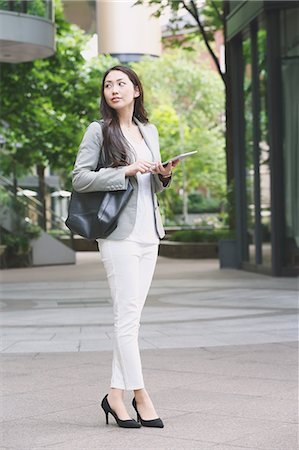 Japanese attractive businesswoman in downtown Tokyo Foto de stock - Sin royalties Premium, Código: 622-08482402