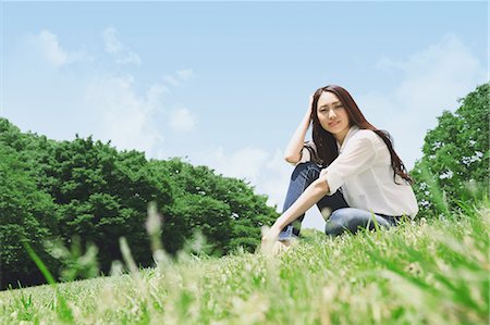 summer holiday shoes - Japanese attractive woman in a city park Stock Photo - Premium Royalty-Free, Code: 622-08482412